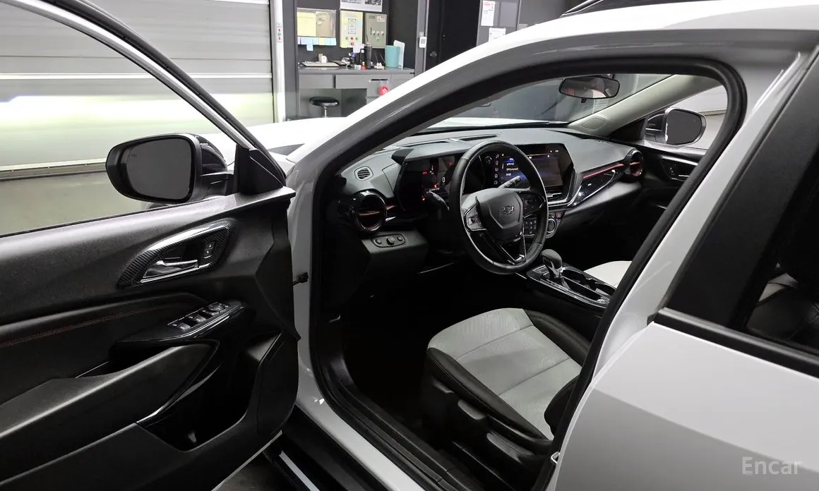 Photo 10 - Chevrolet Trax