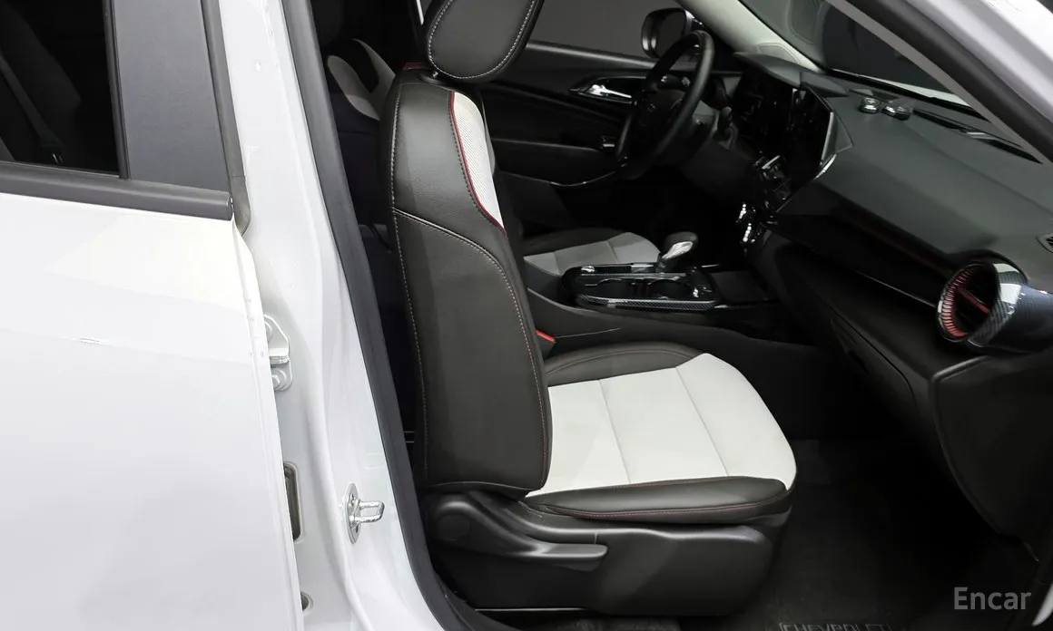 Photo 12 - Chevrolet Trax