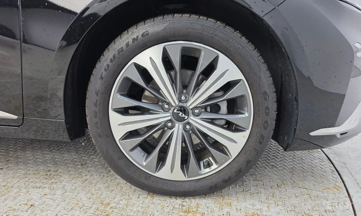 Photo 5 - Kia K8
