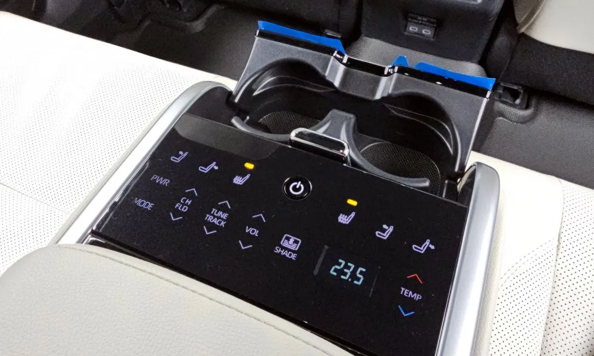 Фото 19 - Toyota Camry