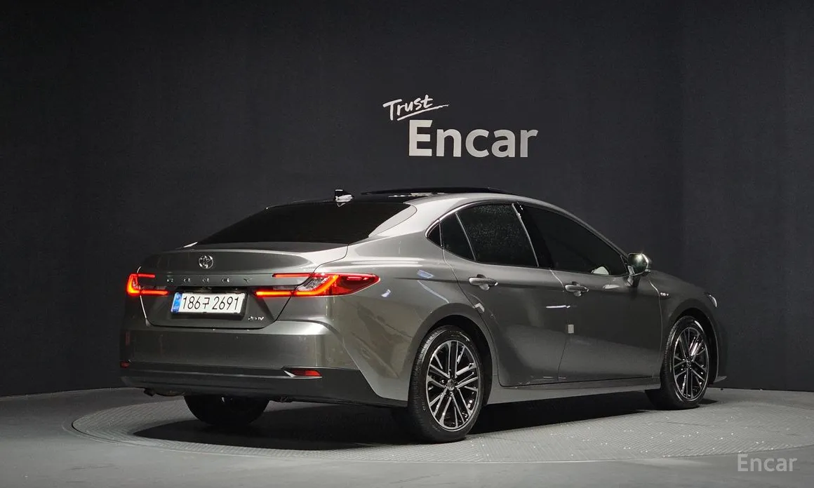 Фото 2 - Toyota Camry