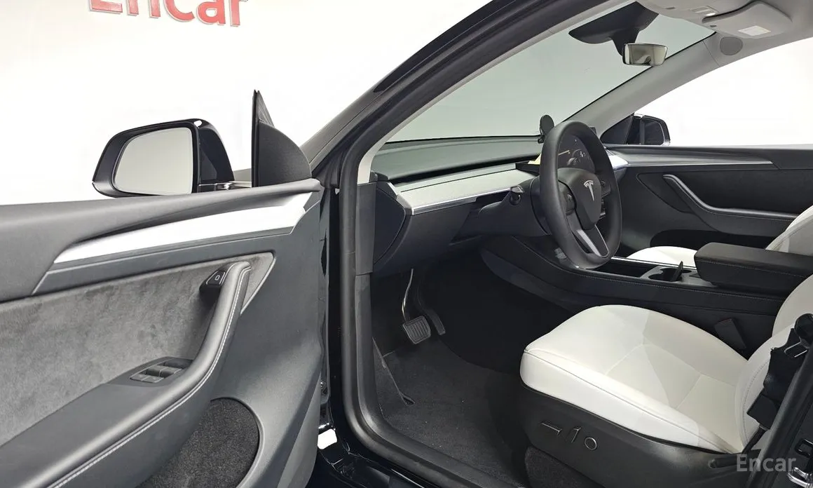 Photo 10 - Tesla Model Y