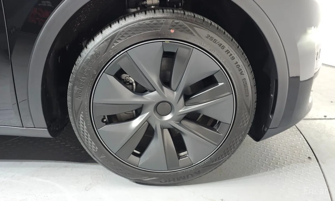 Photo 5 - Tesla Model Y