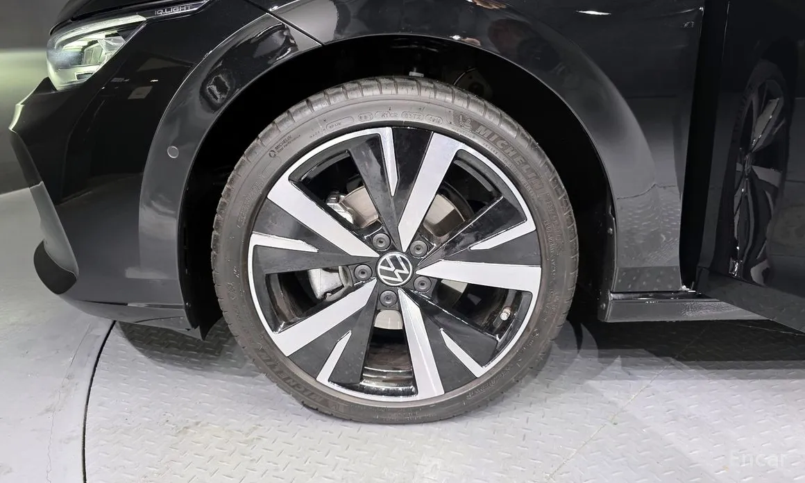 Photo 5 - Volkswagen Golf