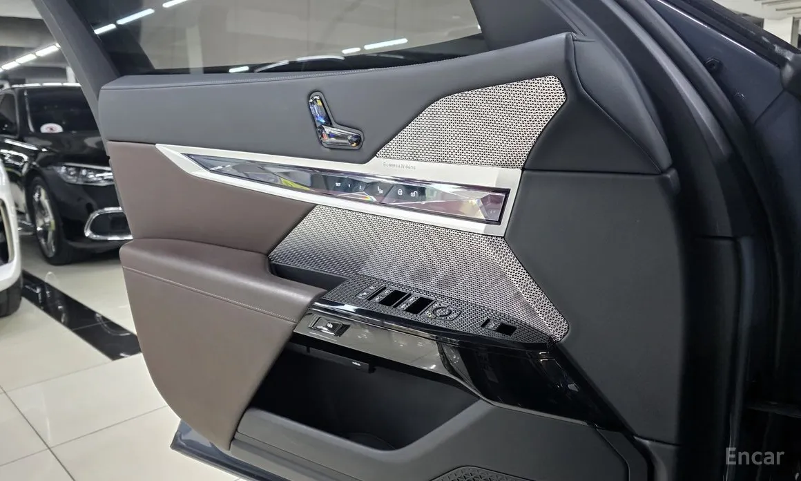 Фото 17 - BMW 7 Series