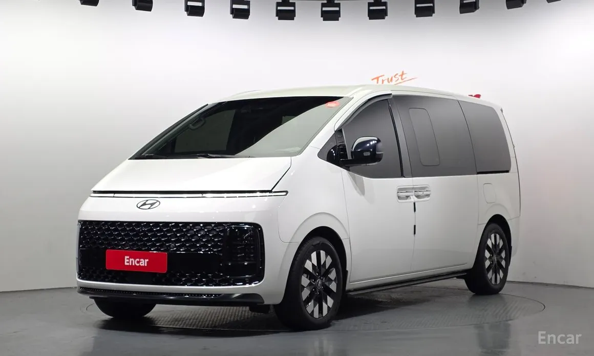 Фото 1 - Hyundai Staria