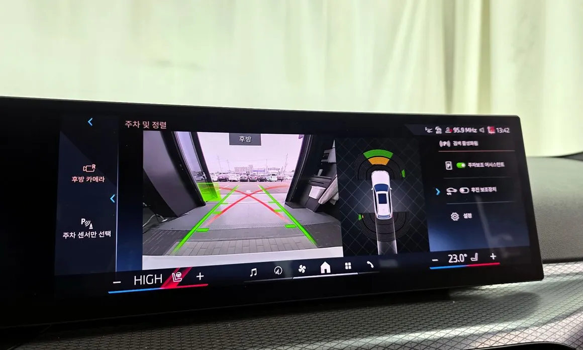 Photo 16 - BMW 3 Series