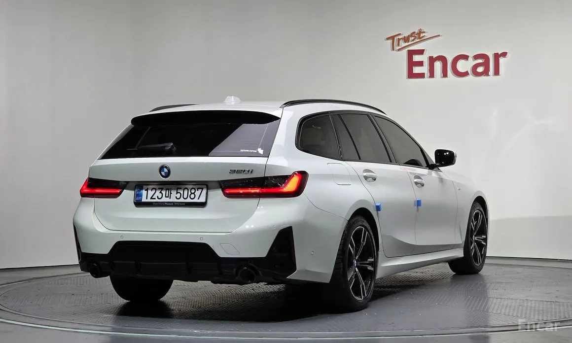 Photo 2 - BMW 3 Series