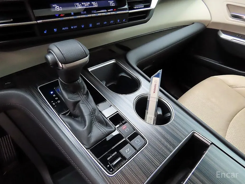 Фото 9 - Toyota Sienna