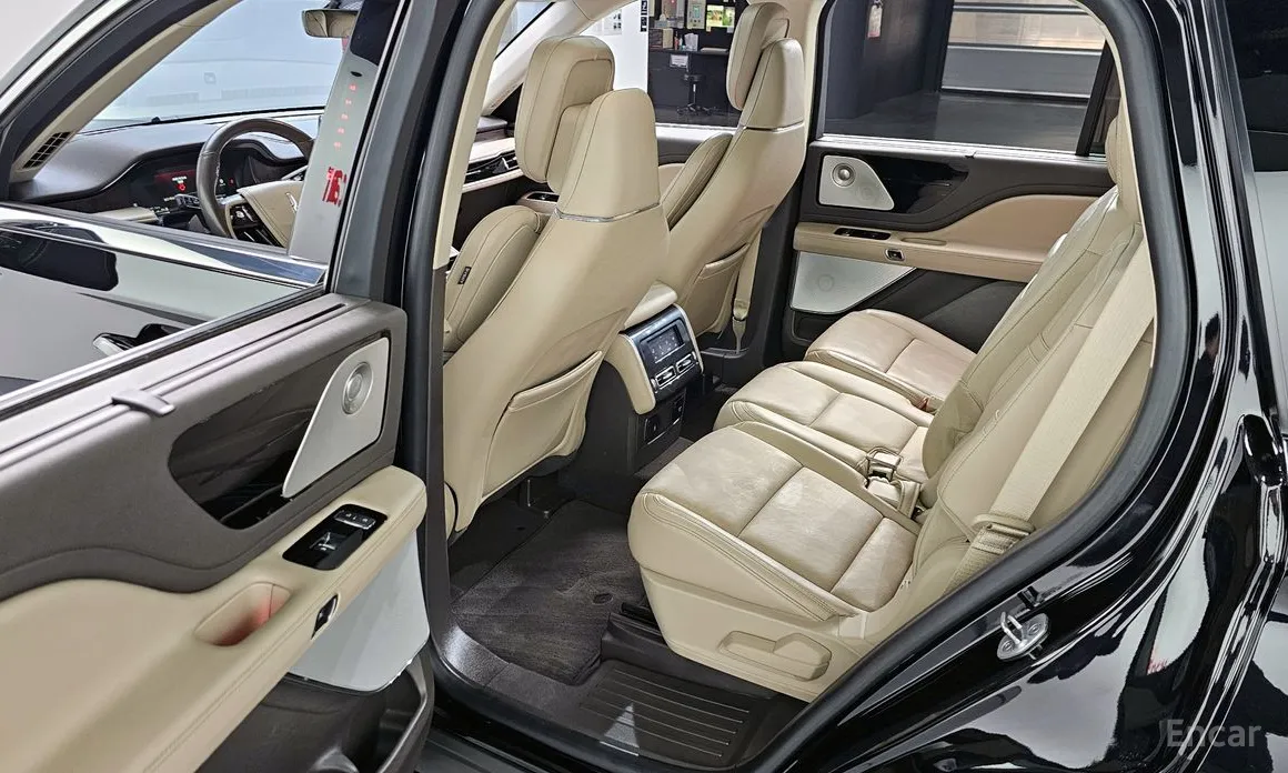 Фото 12 - Lincoln Aviator