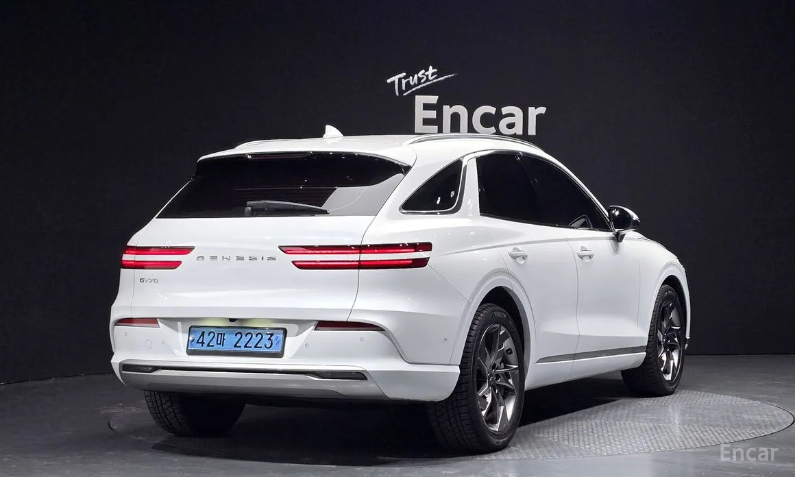 Фото 2 - Genesis GV70