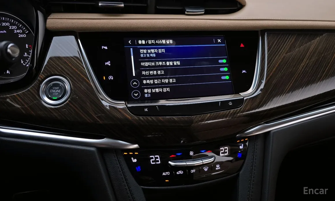 Фото 16 - Cadillac XT6