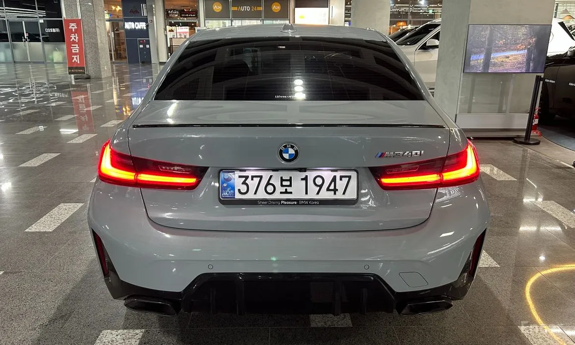 Photo 3 - BMW 3 Series