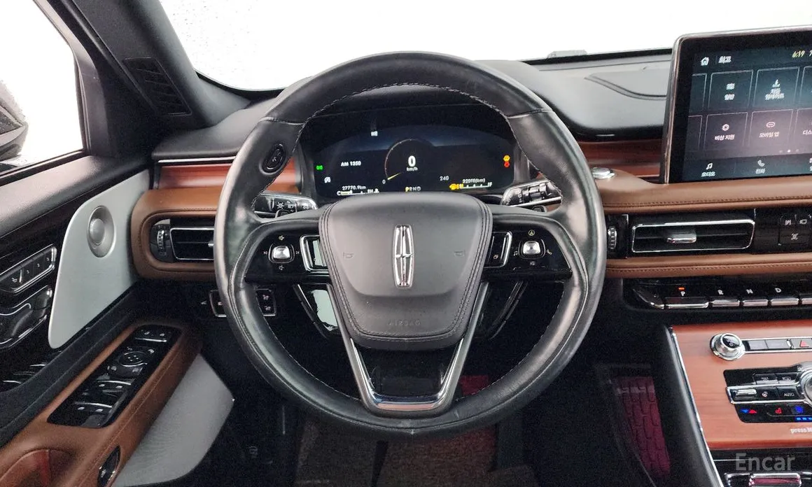 Фото 13 - Lincoln Aviator