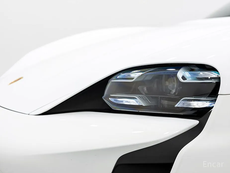 Фото 11 - Porsche Taycan