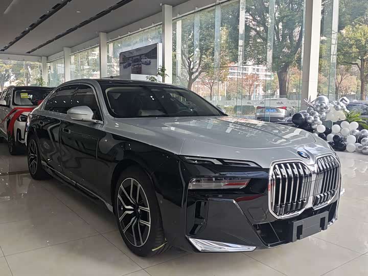 Фото 3 - BMW 7 Series