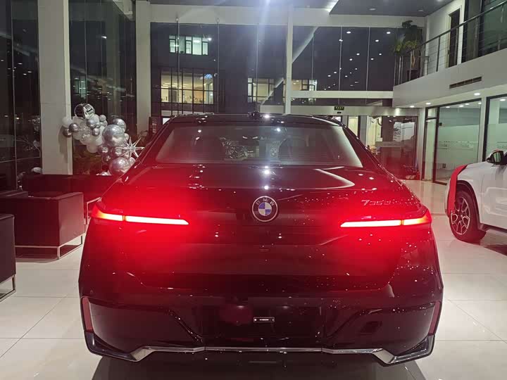 Фото 8 - BMW 7 Series