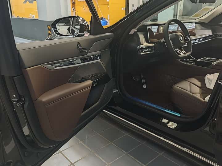 Фото 9 - BMW 7 Series