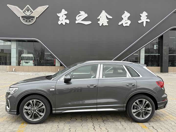 Photo 2 - Audi Q3
