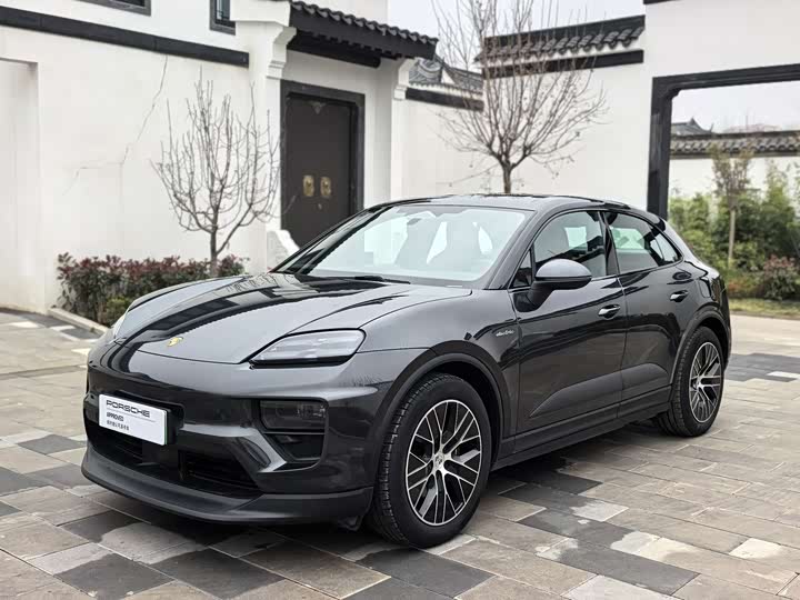 Фото 2 - Porsche Macan EV