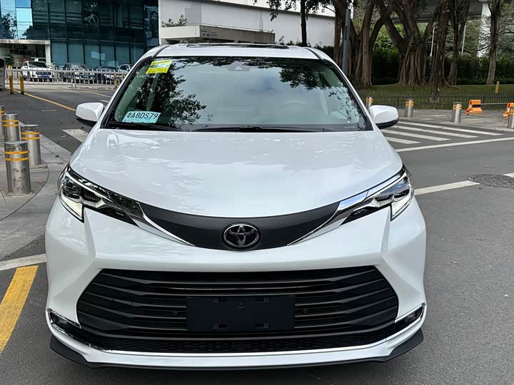 Фото 2 - Toyota Sienna