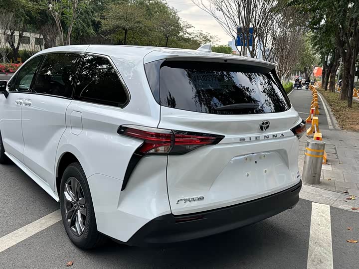 Фото 6 - Toyota Sienna