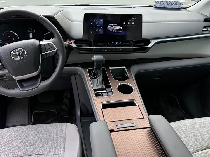 Фото 7 - Toyota Sienna