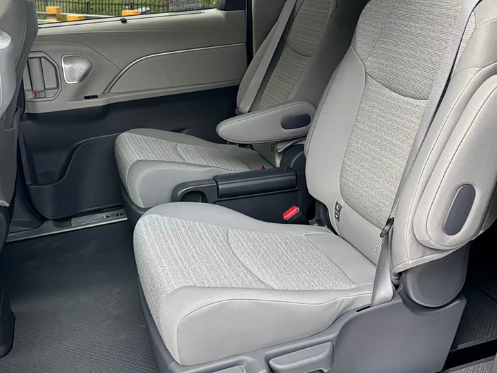 Фото 9 - Toyota Sienna