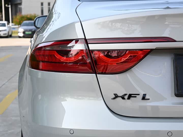 Фото 8 - Jaguar XF L