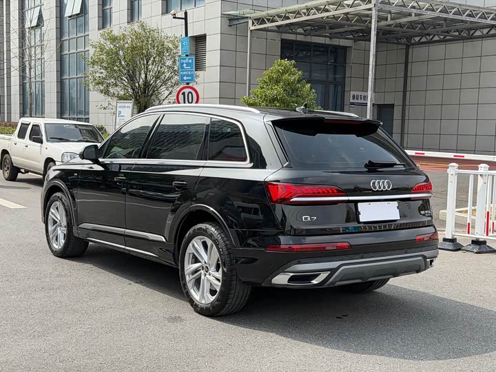 Фото 4 - Audi Q7