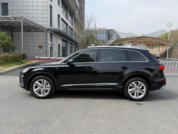 Фото 5 - Audi Q7