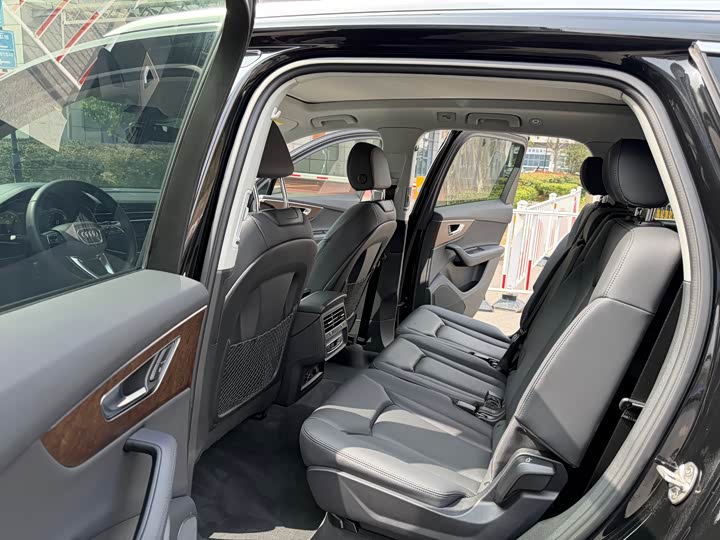 Фото 9 - Audi Q7