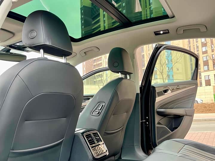 Фото 8 - Volkswagen Passat Hybrid