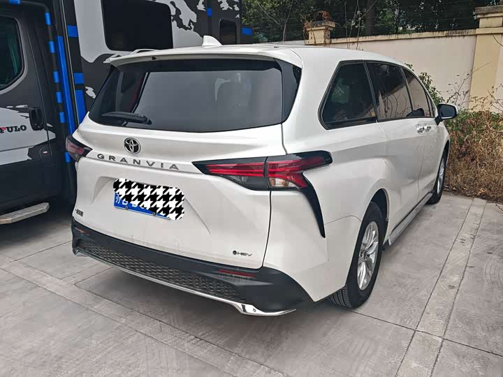 Фото 4 - Toyota Granvia