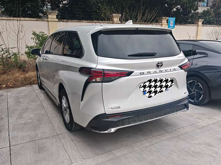 Фото 5 - Toyota Granvia