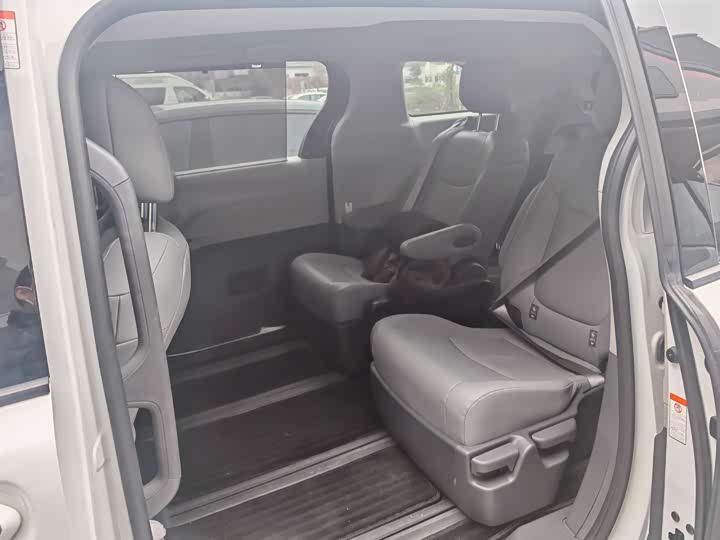 Фото 9 - Toyota Granvia