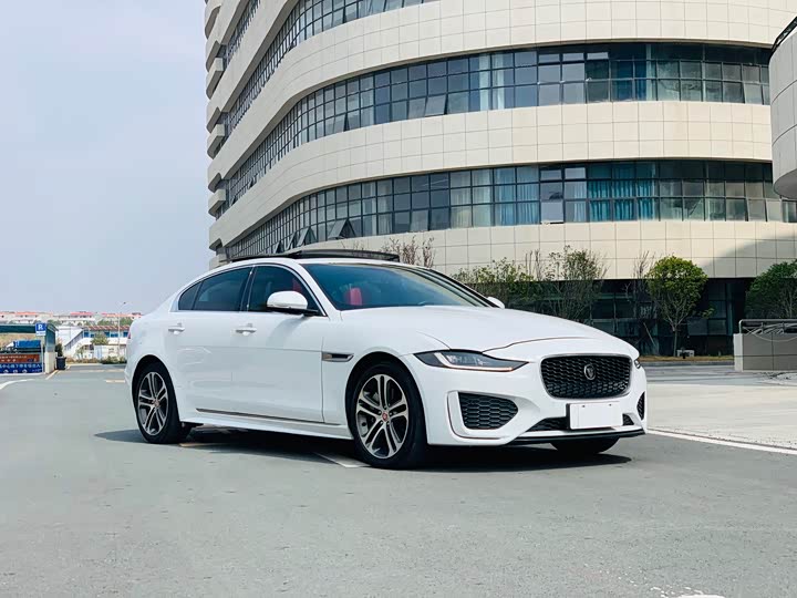 Фото 2 - Jaguar XE L