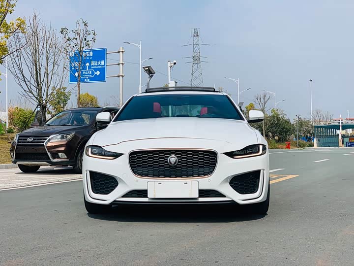 Фото 3 - Jaguar XE L