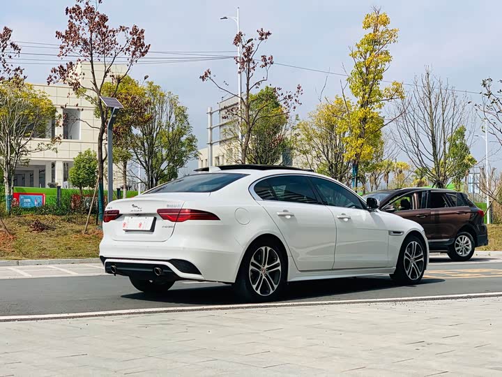Фото 6 - Jaguar XE L