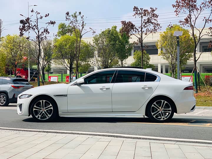 Фото 7 - Jaguar XE L
