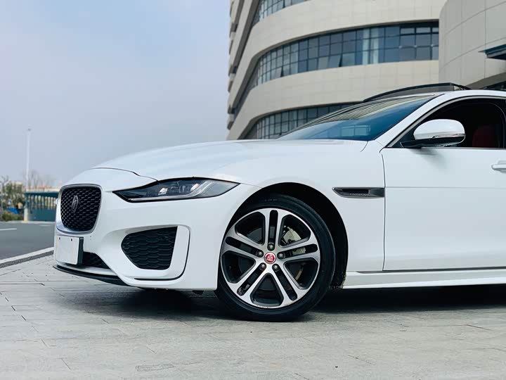 Фото 8 - Jaguar XE L