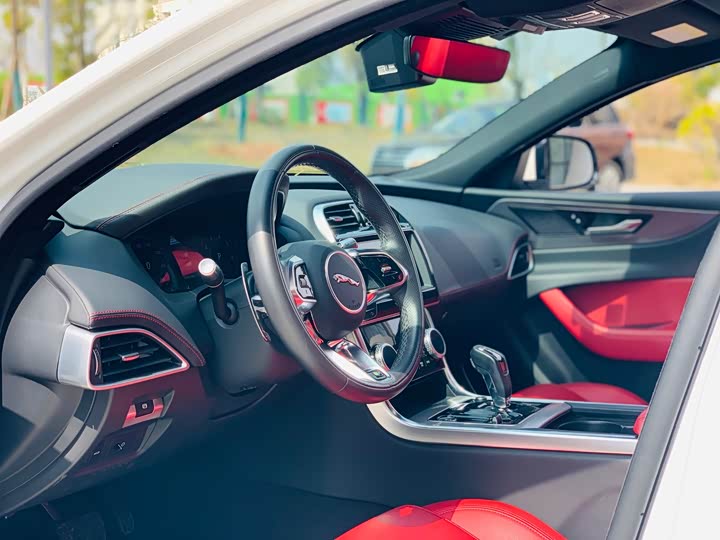 Фото 9 - Jaguar XE L