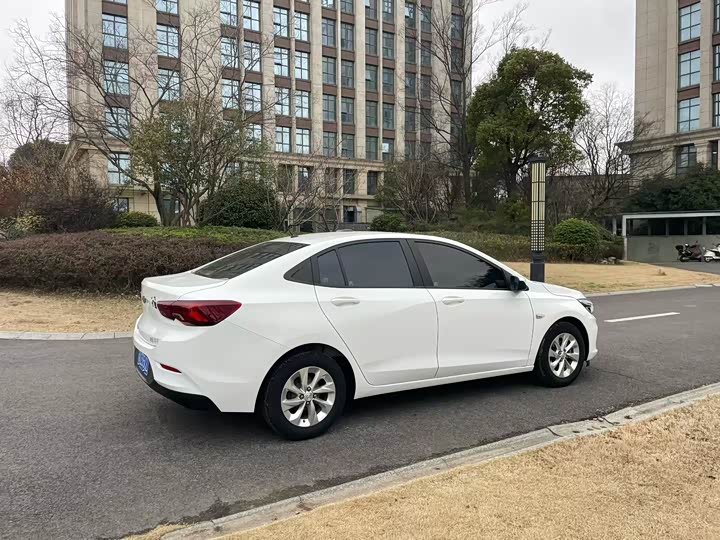 Фото 9 - Chevrolet Onix (Cavalier)