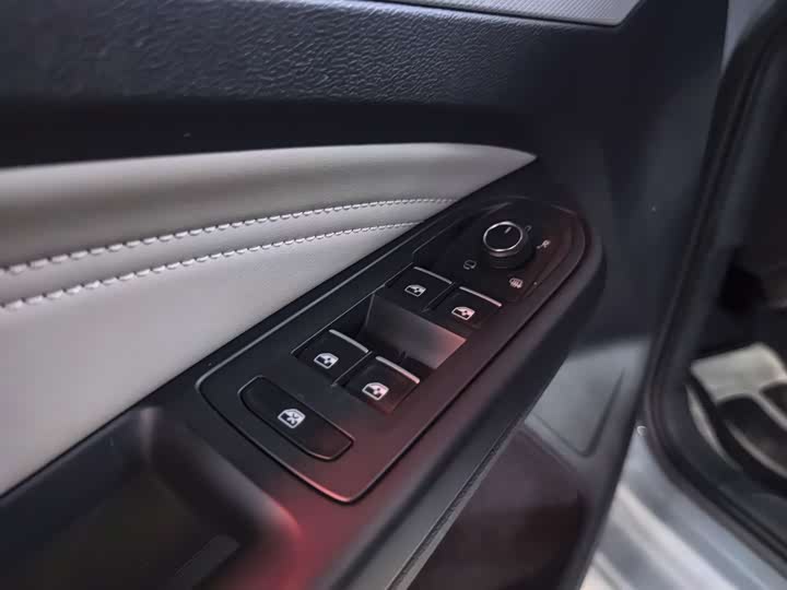 Фото 5 - Volkswagen Golf