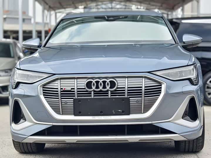Фото 2 - Audi e-tron
