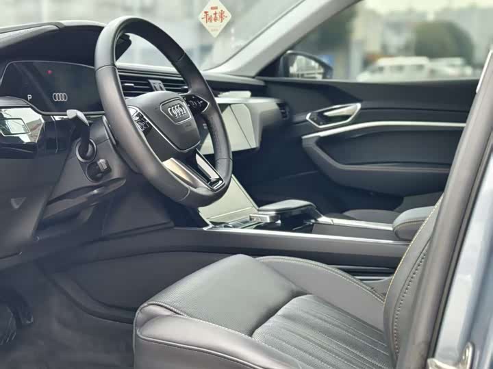 Фото 4 - Audi e-tron