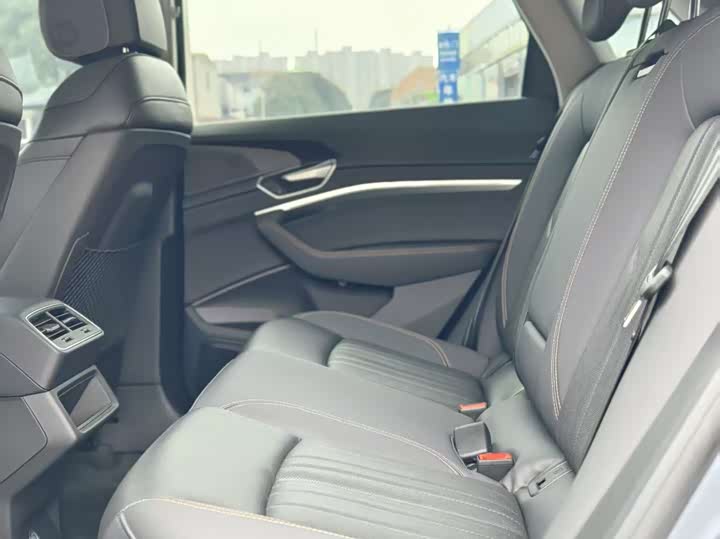 Фото 5 - Audi e-tron