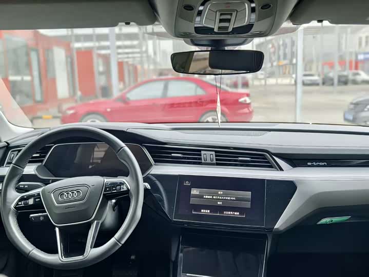 Фото 6 - Audi e-tron