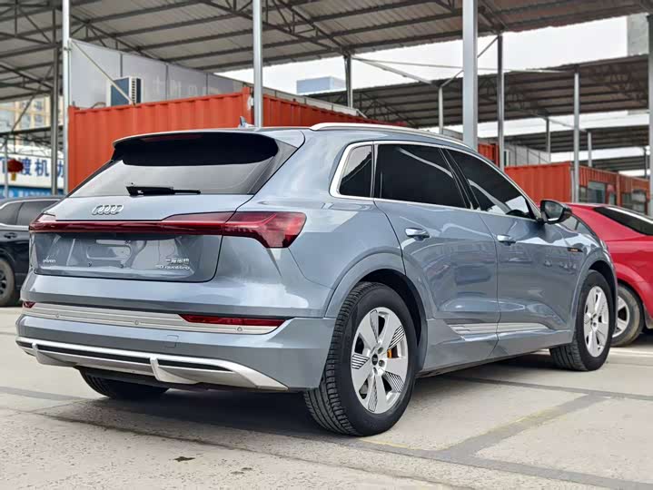 Фото 9 - Audi e-tron