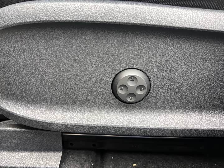 Фото 7 - Mercedes-Benz EQB